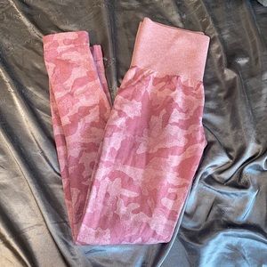 Nvgtn camo seamless leggings small (pink)